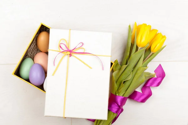 色とりどりのチューリップとボックスでイースターの卵 — ストック写真