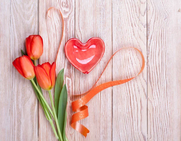 Валентина в форме красного сердца с тюльпанами — стоковое фото