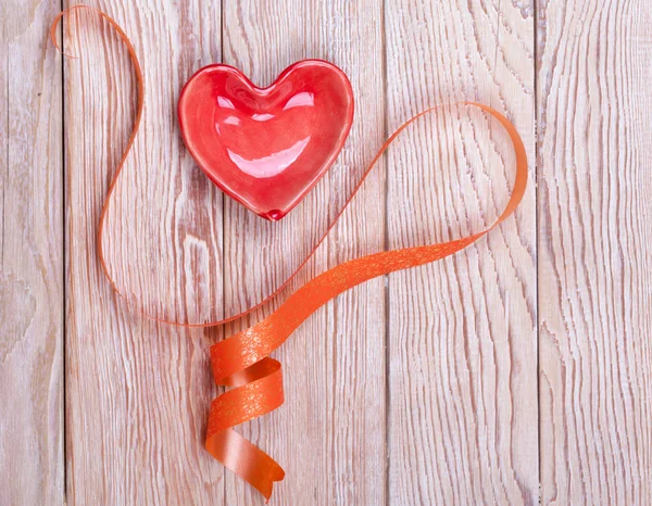 Hartvormige gift van de Valentijnskaart met lint — Stockfoto