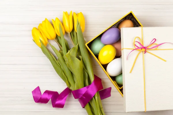 色とりどりのチューリップとボックスでイースターの卵 — ストック写真