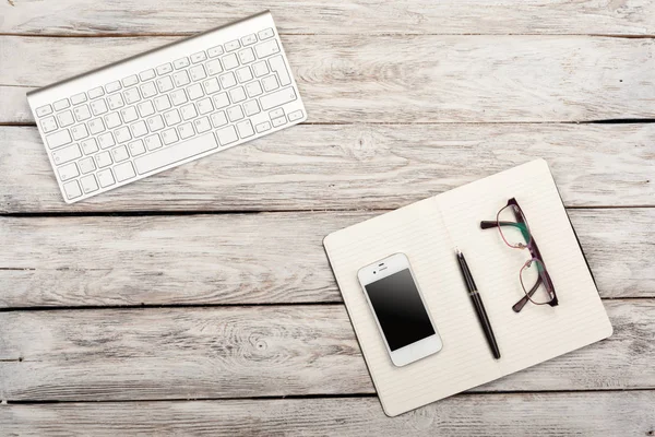 Plaats van bovenaf werkweergave: boek, mobiele telefoon, toetsenbord, gla — Stockfoto