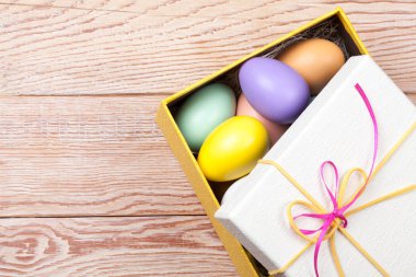 Renkli Paskalya yumurtaları içinde güzel giftbox dekore edilmiştir.