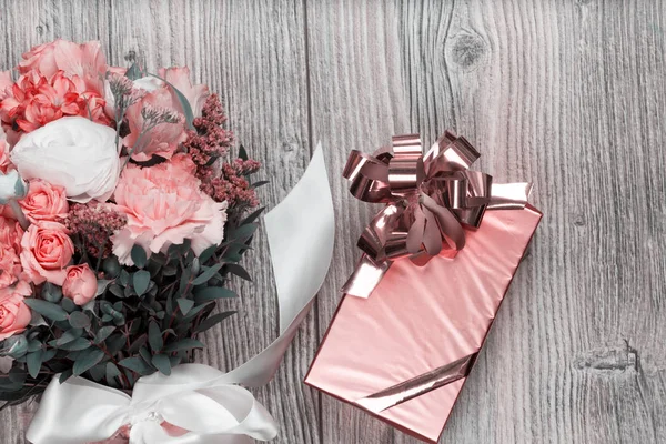 Valentijn Bloemen op houten achtergrond — Stockfoto
