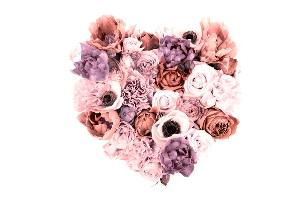 Mazzo di fiori a forma di cuore isolato su bianco — Foto Stock