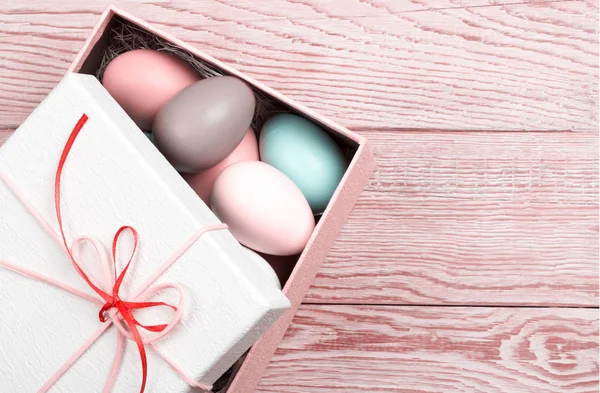 Œufs de Pâques colorés décorés dans une belle boîte cadeau — Photo