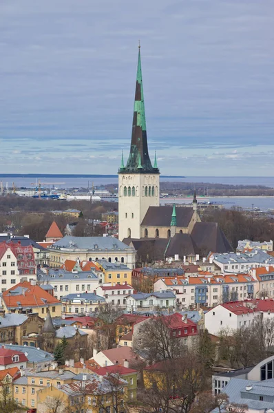 タリンの旧市街にある Oleviste (St.Olaf) 教会の航空写真 — ストック写真