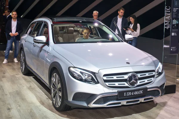 Mercedes-benz e 220 d 4matic geländetauglich — Stockfoto