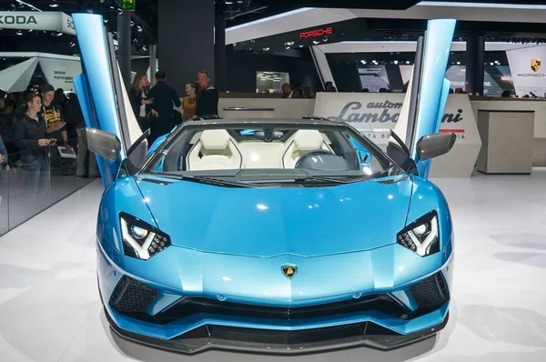 Родстер Lamborghini Aventador S — стокове фото