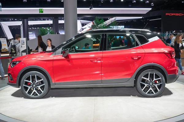 Kırmızı koltuk Arona