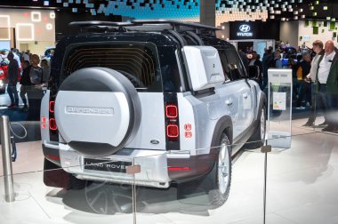 Land Rover Defender 110 eklenti hibrit