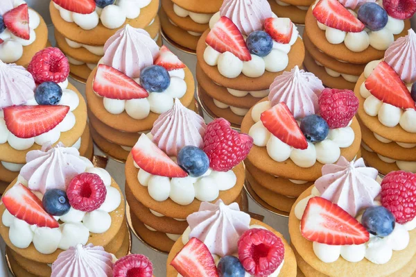 Маленькие пирожные с ягодами Лицензионные Стоковые Изображения