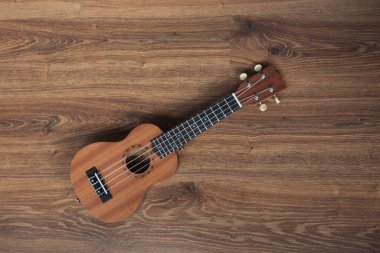 Kahverengi ukulele gitar portresi doku duvarında, klasik esmer ton tatili müzik molası ya da metin alanınız için resim konsepti