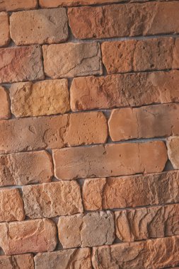 Antika / eski kırmızı tuğla duvar, binanın yan tarafı. Duvar kağıdı, arkaplan ya da ticari baskı için mükemmel. Düzensiz dekoratif noktalı tuğla yuvarlak köşeli ev dekorasyonu