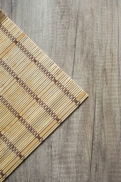 Tikar Bambu Pada Serbet Meja Kayu Pada Papan Kayu Rumah — Stok Foto