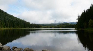 Bulutlar üzerinde Trillium Gölü - Kuzey Oregon