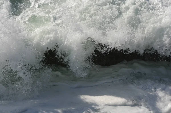 Dalgalar kayaların üzerinden - Oregon kıyılarında çökmesini — Stok fotoğraf