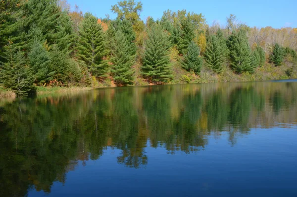 Autunno su Yawkey Mine Lake Minnesota Iron Range — Foto Stock