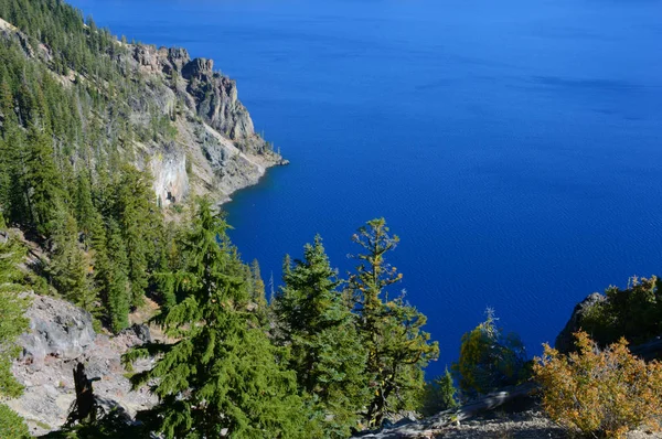 Εθνικό Πάρκο λίμνης κρατήρα - γραφικό παραβλέπουν το καλοκαίρι — Φωτογραφία Αρχείου