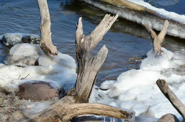 Un río, hielo y madera a la deriva — Foto de Stock