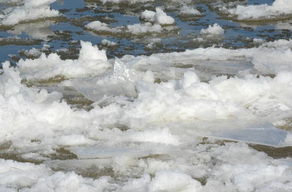 Paquetes de hielo mezclado en el río superior de Mississippi — Foto de Stock