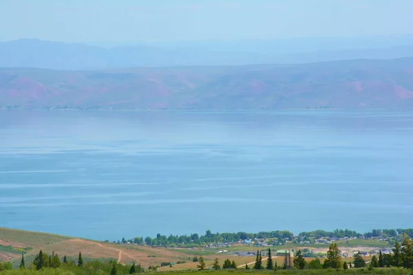 Панорамный вид на Медвежье озеро и город-сад — стоковое фото