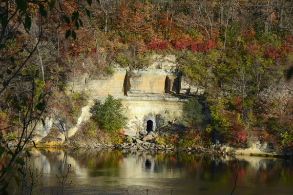 Rustieke Herfst Rivierlandschap Vista Herfst Gebladerte Tinten Rock Gebouwen Langs — Stockfoto