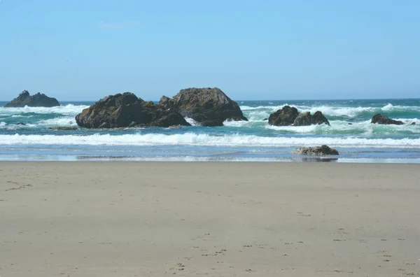 ชายหาดแคนนอน าฤด อนบนหาดแคนนอนท สวยงามท าคล นมหาสม ทรแปซ กและการก วของห นทางทะเล — ภาพถ่ายสต็อก