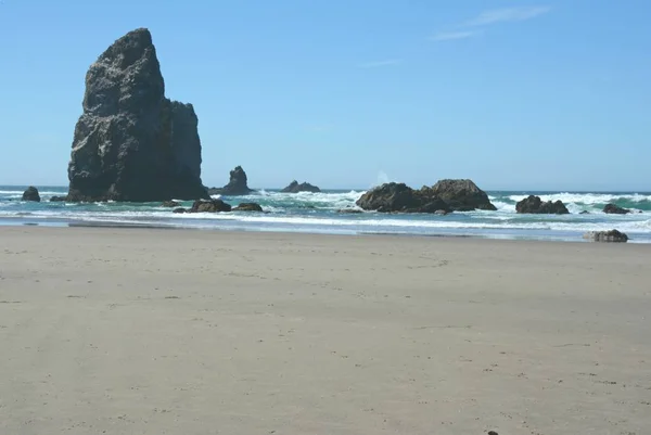 在风景秀丽的大炮海滩的夏天或明亮的夏天景色在风景炮海滩 也显示近海海洋岩石形成和滚动的海浪 俄勒冈中央海岸 — 图库照片