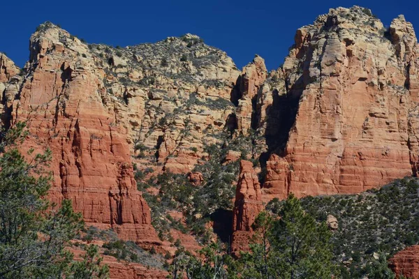 Vista Sazonal Ensolarada Altas Formações Rochosas Vermelhas Sedona Rural Cênica — Fotografia de Stock