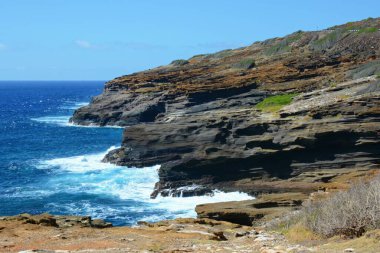 Hawaii 'deki Oahu Adası' nın doğu kıyısı boyunca ikonik Halona Hava Deliği Gözcüsü 'nde manzaralı bir deniz manzarası..