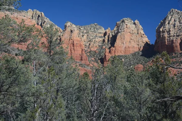 Saisonale Aussicht Auf Hohe Malerische Rote Felsformationen Ländlichen Sedona Norden — Stockfoto