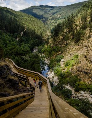 Geçit 2 Dağları Rocky Nehri boyunca