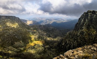 bulutlu bir günde Dağ Manzaralı