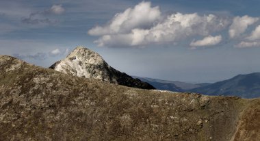 Uzak Pyrenees zirvesinde