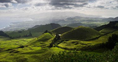 Volkanik bir ada manzaraya