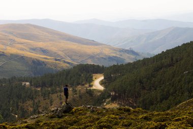 Adam uzak dağlarda Contemplates