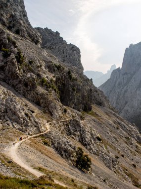 Dağlarda 2 sıkı bir yol boyunca yürüyüş insanlar