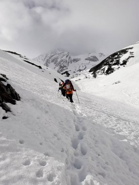 Alpinists karlı dağlarda 2