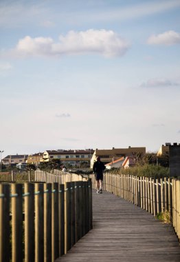 Adam geçit üzerinde çalışır