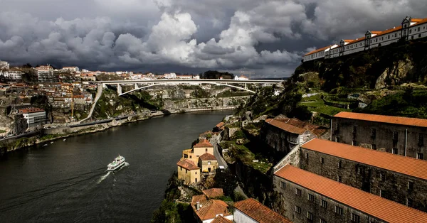 Круизное судно Sails Along the Douro River — стоковое фото