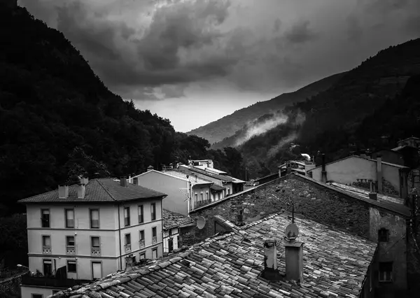 Monochromatyczne Mountain Village — Zdjęcie stockowe