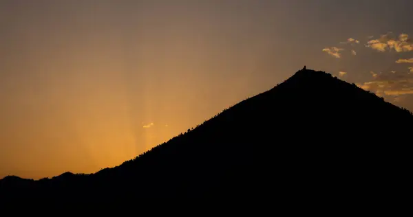 Salida del sol por debajo de la colina Silhouetted —  Fotos de Stock