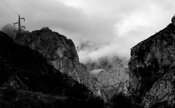 Día de niebla en las montañas —  Fotos de Stock