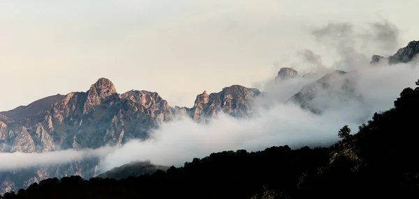 Panorama de montañas entre las nubes 2 —  Fotos de Stock