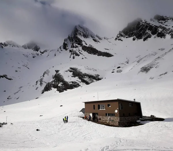Cabine hut in de bergen sneeuw — Stockfoto