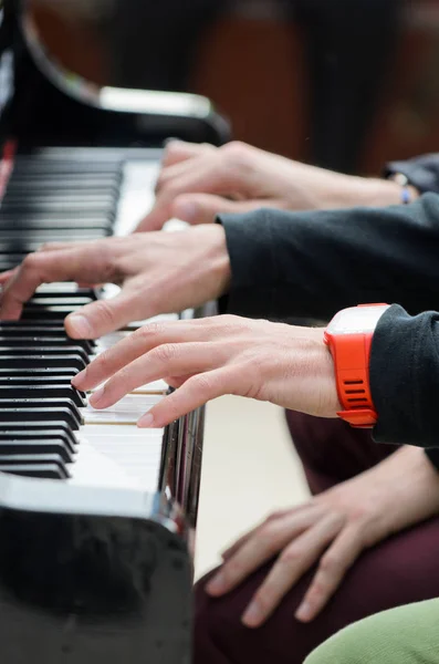 Męskie dłonie na fortepian — Zdjęcie stockowe