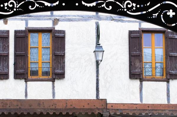 Fassade im Dorf Mirepoix (Frankreich)) — Stockfoto