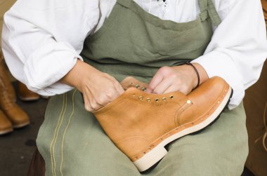 Kunduracı bir fuarda çalışma