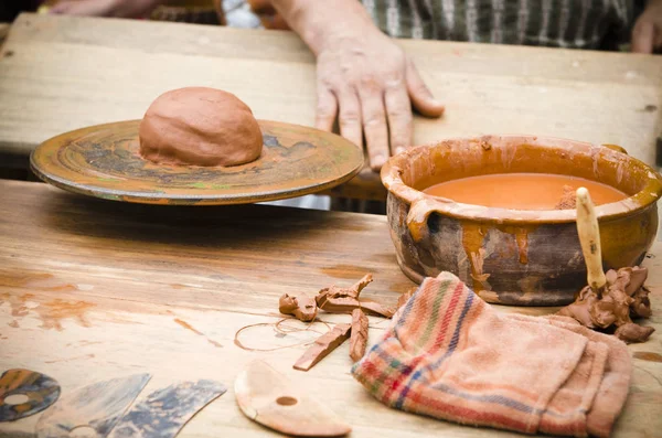 陶瓷桌与一块准备好的黏土 — 图库照片