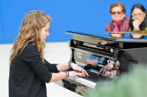 Dziewczyna gra na pianino — Zdjęcie stockowe